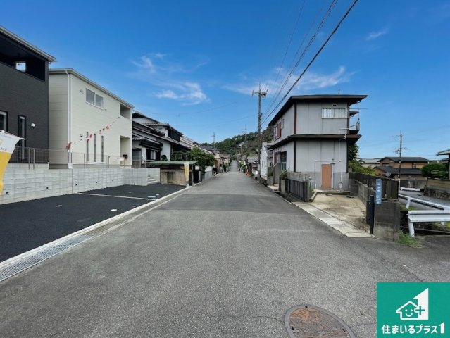 ★29(土)30(日)現地見学可能！★大津市稲葉台　全2邸の前面道路含む現地写真|周辺は閑静な住宅街！前面道路広々で車の出し入れも便利です。駐車が苦手な方でも安心して車庫入れできます！