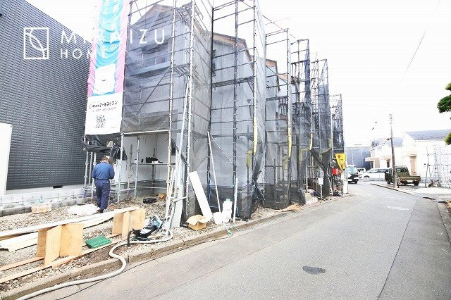 【外観】 | 青く澄み渡った綺麗な空と、陽の光をたっぷりと受ける、そんな新築住宅で新生活をスタートしてみませんか？見学・ご相談等、ミライズホーム(株)までお気軽にご連絡下さい♪