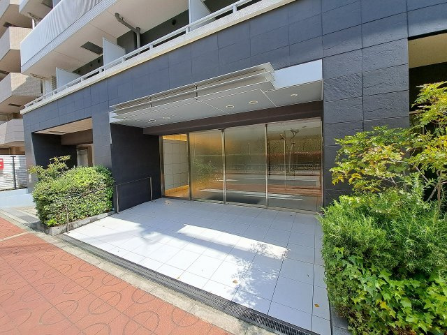 西宮ルモンド甲子園のエントランス