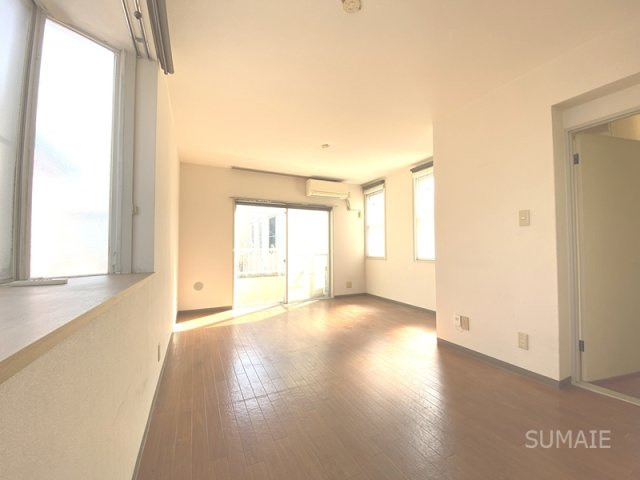 レイニオンミトミの居間・リビング|角部屋2面採光リビング☆彡