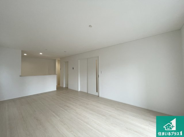 ★大津市稲葉台　全2邸の居間・リビング|シンプルなリビングは、観葉植物等のインテリアを楽しめますね！パパ好みにも、ママ好みにも家具次第で雰囲気を変えることができます！