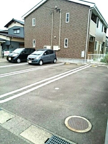 ウィング．バレー１３番館の駐車場