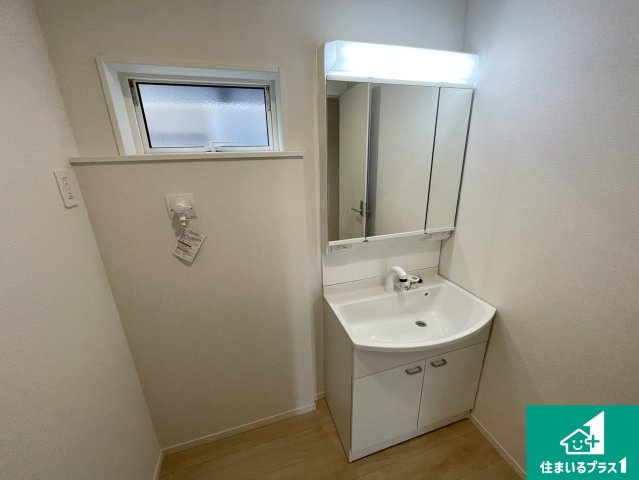 大津市稲葉台　第3期　新築一戸建ての独立洗面台|清潔感のある洗面台です。フラットな鏡は掃除がしやすく毎日清潔！鏡裏には収納があるのでスッキリとした洗面台が保てます。

