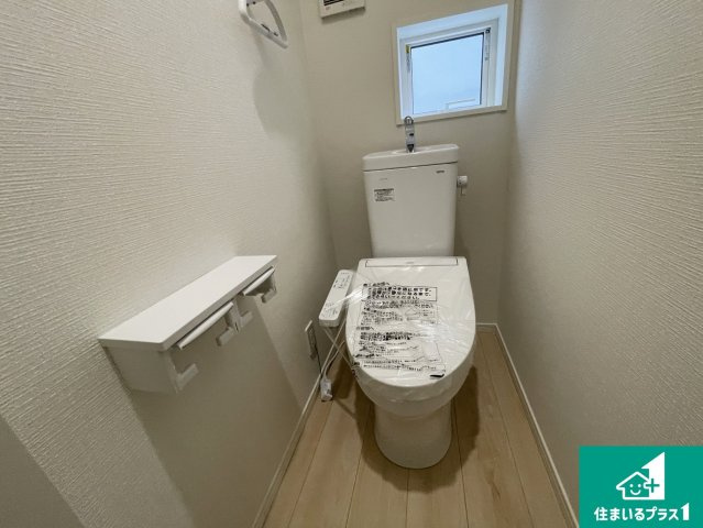 大津市稲葉台　第3期　新築一戸建てのトイレ|1・2階の2ヶ所にあるので、朝の忙しい時間の順番待ちもなく、深夜の利用にも大変便利です。