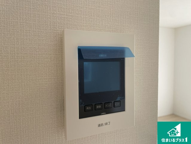 大津市稲葉台　第3期　新築一戸建ての防犯設備|カラーモニターインターホン！声だけでなく来訪者の姿や顔がモニターで確認できるので、小さなお子様がいらっしゃるご家庭でも安心できます！
