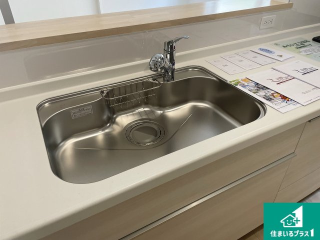 大津市稲葉台　第3期　新築一戸建ての設備|蛇口の先端に浄水器を内蔵しています！原水と浄水、お湯と冷水、シャワーの切替えがワンタッチなので用途によって使い分けられます。
