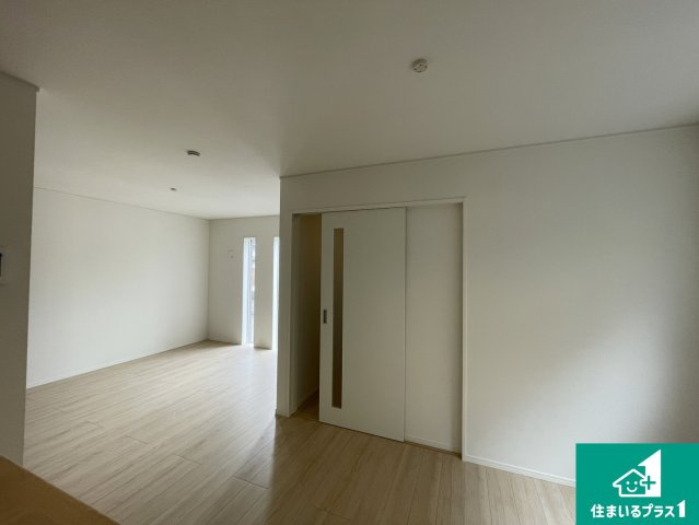 大津市稲葉台　第3期　新築一戸建ての居間・リビング|シンプルなリビングは、観葉植物等のインテリアを楽しめますね！パパ好みにも、ママ好みにも家具次第で雰囲気を変えることができます！