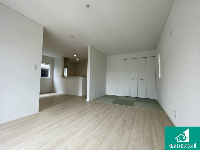大津市稲葉台　第3期　新築一戸建ての居間・リビング|日当たり良好の明るいリビングで朝の目覚めもスッキリできそう！対面キッチンでご家族のコミュニケーションも自然と増える設計！小さなお子様が遊ぶスペースを作っても広々とくつろげるLDK！
