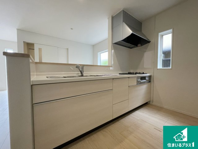 大津市稲葉台　第3期　新築一戸建てのキッチン|リビングと統一感があり、使い勝手のいいキッチン。広々としているので、二人並んで作業が出来ちゃいます。お子様と一緒に色々なお料理に挑戦できるスペースがあります。
