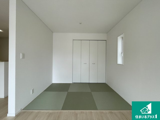 大津市稲葉台　第3期　新築一戸建ての和室|一室あると便利な和室は客間としてだけでなく、小さなお子様のプレイルームや食後のくつろぎスペースとしてもご利用いただけます。収納もついていますので大活躍間違いなし！