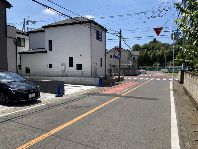 伊奈町寿４丁目　新築分譲住宅全２棟の前面道路含む現地写真