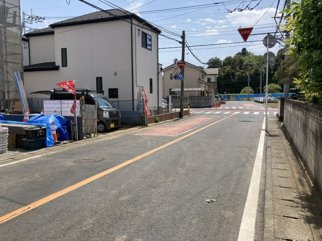 伊奈町寿４丁目　新築分譲住宅全２棟の前面道路含む現地写真
