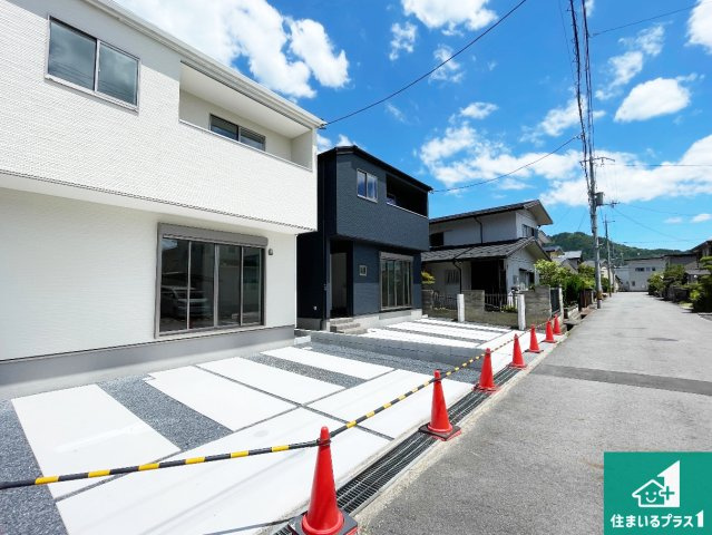 ★29(土)30(日)現地見学可能！★野洲市近江富士　全2邸の前面道路含む現地写真|周辺は閑静な住宅街！前面道路広々で車の出し入れも便利です。駐車が苦手な方でも安心して車庫入れできます！