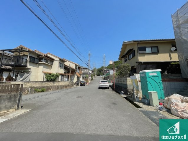 大津市稲葉台　第3期　新築一戸建ての前面道路含む現地写真|周辺は落ち着いた街並みの住宅地！子育てがしやすい住環境です！まだ未完成ですが、現地でしかわからない事もございます。是非一度ご覧ください。