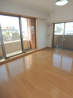 【居間・リビング】 | クレアメゾン鶴ヶ島ステーションフロント | 4階南西角部屋につき日当たり良好
