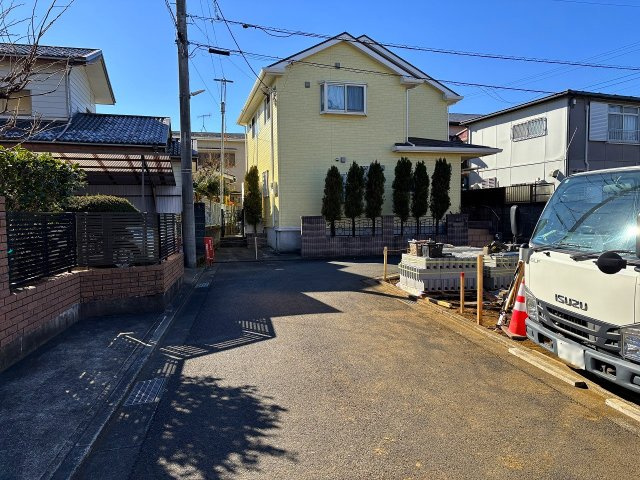 【前面道路含む現地写真】 | □■平塚市南金目 新築戸建■□ | 【南東側道路】周辺交通量少なく静かな住環境が広がっています。