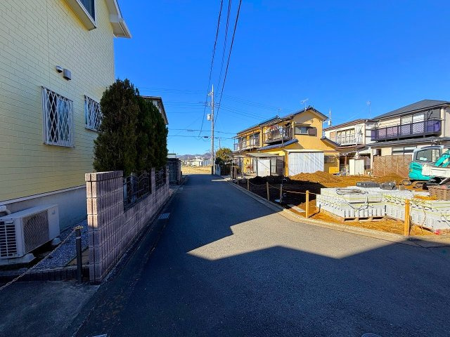 【前面道路含む現地写真】 | □■平塚市南金目 新築戸建■□ | 【南西側道路】静かな住宅地の中に立地した土地