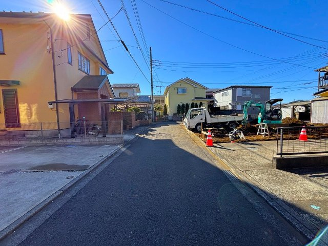 【前面道路含む現地写真】 | □■平塚市南金目 新築戸建■□ | 【南東側道路】陽当たり・通風良好です！