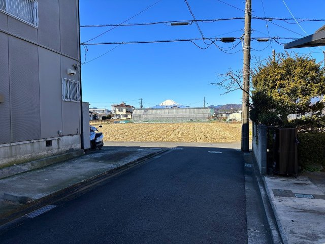 【前面道路含む現地写真】 | □■平塚市南金目 新築戸建■□ | 南西側道路からは遠く富士山を望むことができます！