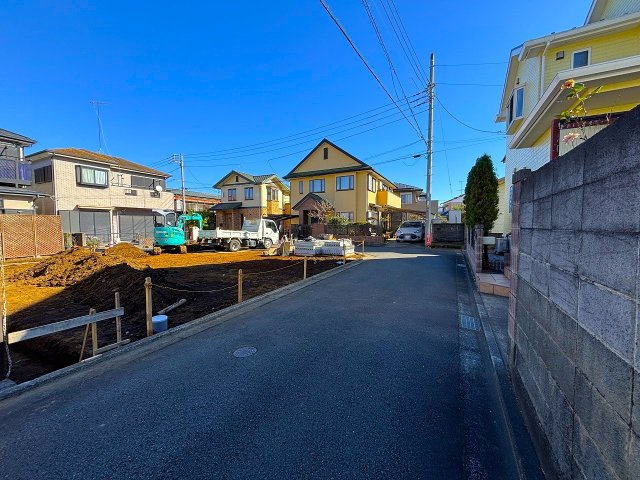 【前面道路含む現地写真】 | □■平塚市南金目 新築戸建■□ | 徒歩10分圏内に小中学校がありお子様のいるご家族も安心です。