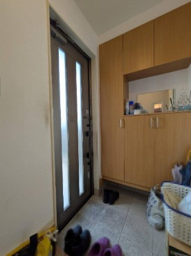 高知市一宮東町2丁目　中古一戸建ての玄関|玄関周りもスッキリ片付く、大型シューズBOX完備