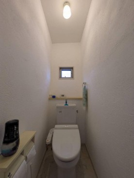 高知市一宮東町2丁目　中古一戸建てのトイレ|小窓付きで換気もスムーズな清潔感のある空間