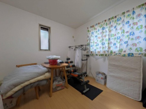 高知市一宮東町2丁目　中古一戸建ての洋室|シンプルな内装で、どんな家具も馴染みます◎