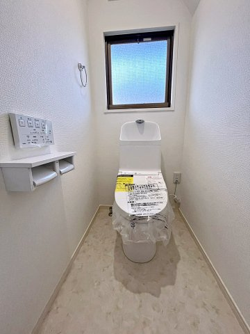 福島市沖高字樋越　中古戸建のトイレ|白を基調とした空間で小窓がついているので簡単に換気が可能です！