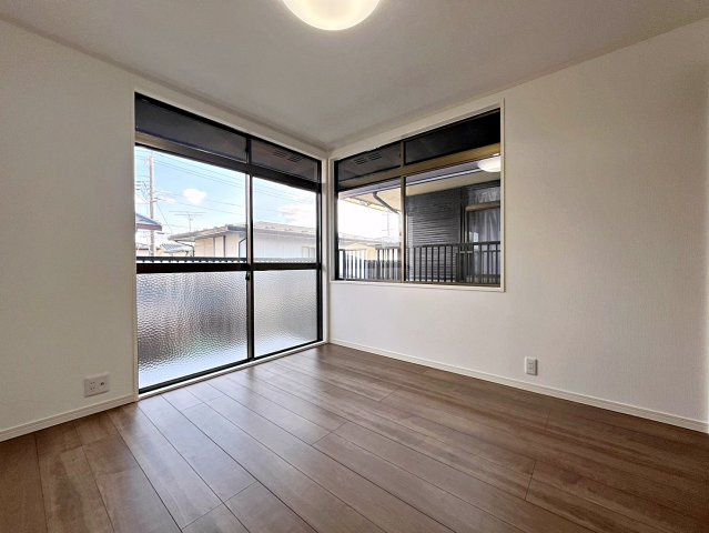福島市沖高字樋越　中古戸建の洋室|5.4帖の洋室はバルコニーに面しており気持ちの良いプライベート空間です！