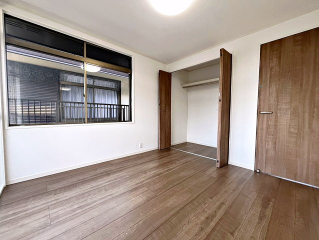福島市沖高字樋越　中古戸建の洋室|全居室収納完備！収納が多いとお部屋もスッキリします！