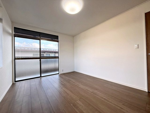 福島市沖高字樋越　中古戸建の洋室|こちらからもバルコニーへの出入りが可能です！