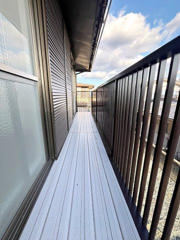 福島市沖高字樋越　中古戸建のバルコニー|2部屋から出入りが可能なワイドバルコニー！