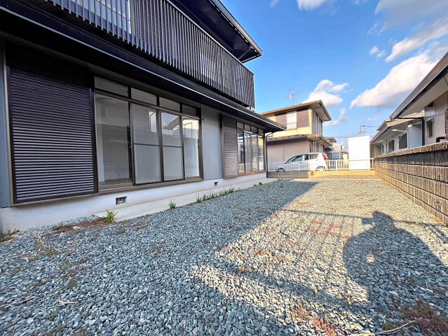 福島市沖高字樋越　中古戸建の庭|広々としたお庭スペース付きです！