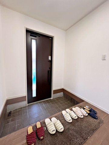 福島市沖高字樋越　中古戸建の玄関|広々とした玄関スペースはシューズボックスなどの収納を設置してもゆとりがあります！