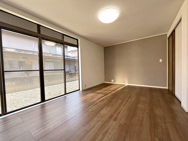 福島市沖高字樋越　中古戸建の居間・リビング|14.4帖のLDKは南側に面しており大きな窓から日差しが入り明るい空間です！