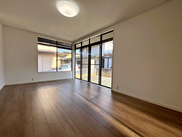 福島市沖高字樋越　中古戸建の居間・リビング|窓が多いので明るく開放的なLDKです！