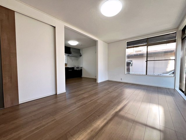 福島市沖高字樋越　中古戸建の居間・リビング|キッチンの前にダイニングテーブルを設置すれば、お料理の配膳もスムーズです！