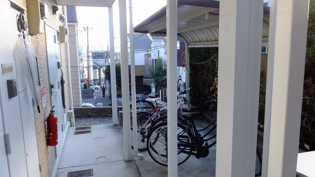 レオパレスサン六甲Ｂの居間・リビング|駐輪場