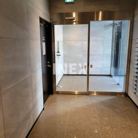 横浜市中区松影町１丁目の賃貸マンションのエントランス