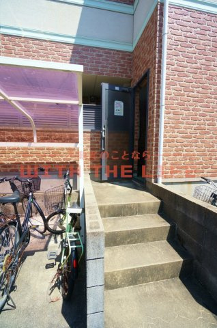 ブリランテ金丸小路【キャッシュバック対象】のエントランス|清潔なエントランスです