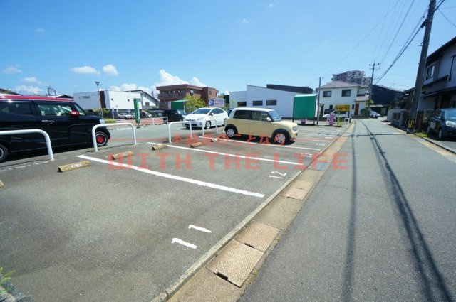 ブリランテ金丸小路【キャッシュバック対象】の駐車場|車をお持ちの方に嬉しい駐車場付きの物件です