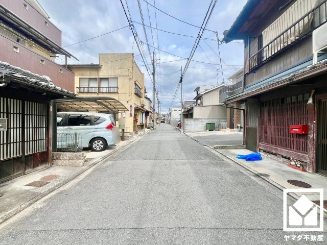 伏見区聚楽町２丁目　の前面道路含む現地写真