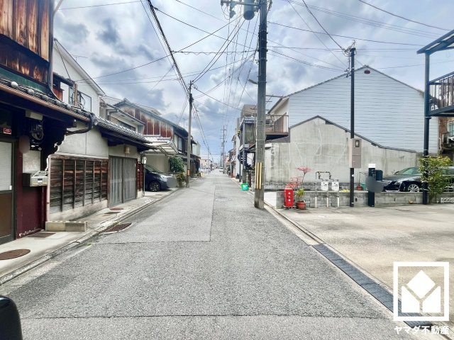 伏見区聚楽町２丁目　の前面道路含む現地写真