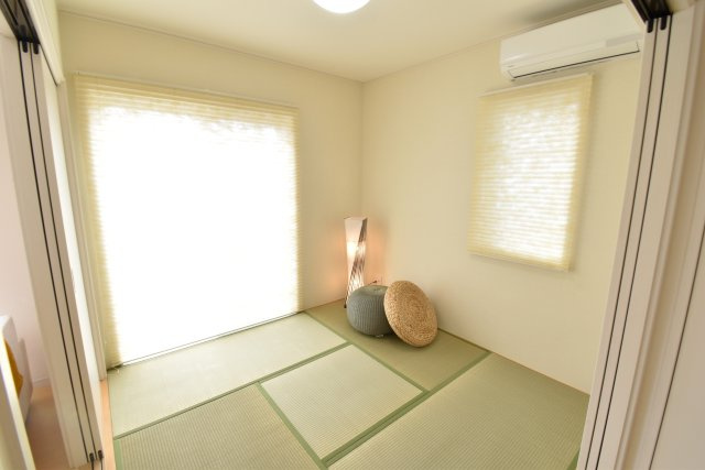 南ひな壇に建つ収納充実のモダン住宅の和室|リビング・ダイニング脇にはタタミコーナーがあります。仕切れるので寛ぐことも可能です。コタツを囲んでお鍋もいいかも♪そんな楽しいホッとできる空間です。
