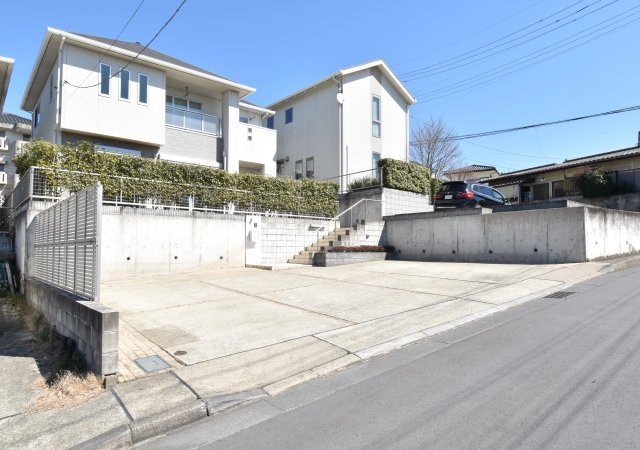 南ひな壇に建つ収納充実のモダン住宅の駐車場|広い駐車場で毎日の出入りもラクラク。南面に道路があるので日当たりもバッチリの邸宅です。