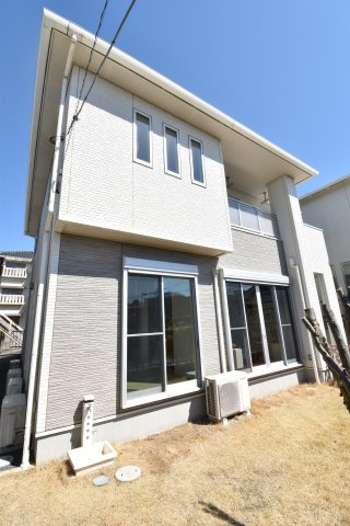 南ひな壇に建つ収納充実のモダン住宅の庭|プライバシーを重視した配置になるので、庭の中は外からは見えません。お子様のプールや、バーベキュー等、楽しみな空間です。