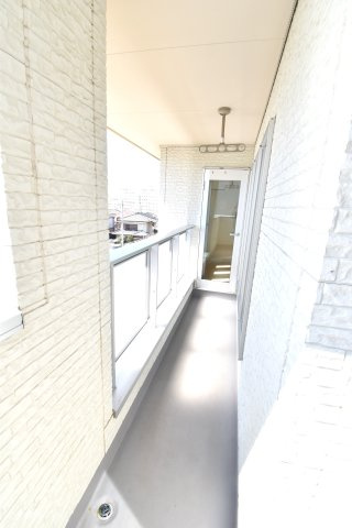 南ひな壇に建つ収納充実のモダン住宅のバルコニー|広いバルコニーでお洗濯物やお布団を一気に干せます♪突然の雨が降っても屋根があるので安心なバルコニーです。吹き抜けの窓も掃除できる、工夫満載のバルコニーです。