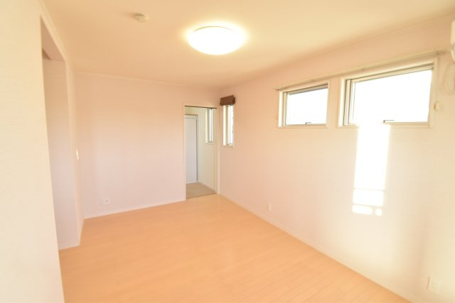 南ひな壇に建つ収納充実のモダン住宅の寝室|大きな収納＆書斎があり、ゆっくりお寛ぎいただけます。部屋の外には大きな屋根付きのバルコニーがあり、突然の雨にも安心です。