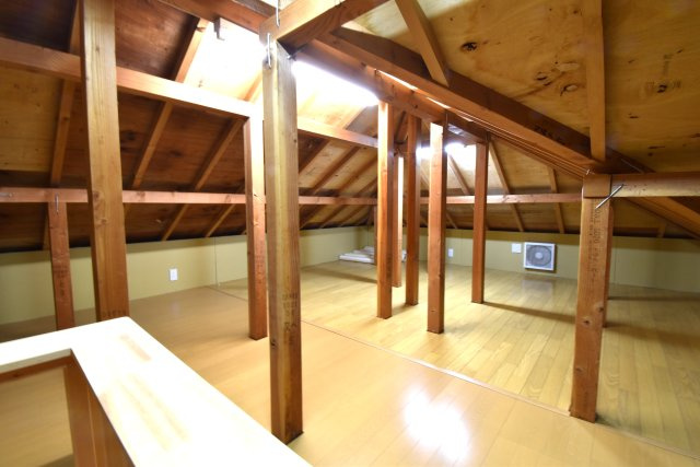 南ひな壇に建つ収納充実のモダン住宅のその他|2階の屋根の中には広大な小屋裏収納が！！！膨大な収納空間となります。季節ものの衣類や、イベントに使う物も収納できる頼もしい空間です。