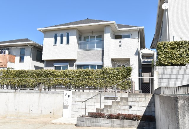 南ひな壇に建つ収納充実のモダン住宅